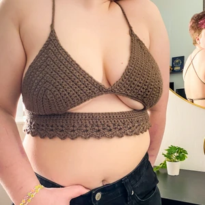 Virkad peekaboob top💫 - Älskar denna toppen!😍 Virkar dem själv och tycker den är så häftig! Jag kan virka den i olika storlekar och har massor av olika färger att välja mellan! Den snöras och knyts i ryggen för att stanna på plats🥰 Perfekt nu när det börjar bli varmare väder och den kommer vara så härlig till sommaren!☀️ Eftersom jag gör dem på beställning så tar det ett år dagar innan jag är redo att skicka dem🤍 Om du är intresserad eller har frågor är det bara att skicka ett meddelande🥰