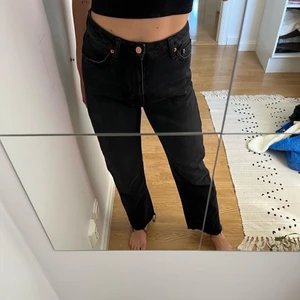 Raka jeans från NA-KD - snygga raka jeans i svart. 