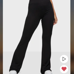 Bootcut - Mjuka och tunna bootcut i storlek S. Säljer dom pågrund av att jag tycker dom är för korta för min längd (jag är 1,73) annars i bra skickat då dom endast är testade. Köpta för 299kr från Nelly.