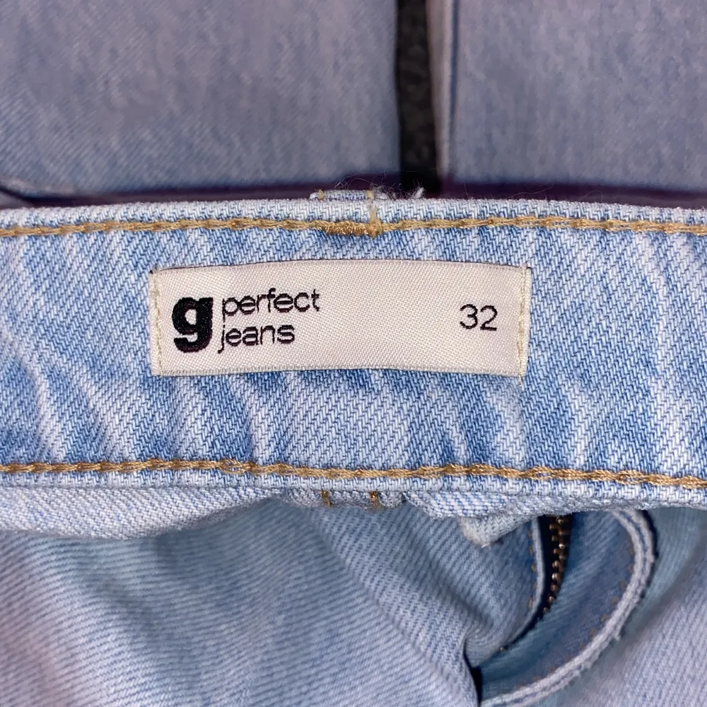 Detta är jeans från GinaTricot i modellen 90s high waist jeans, säljer dessa då jag inte använder dom och har endast provat dom, skriv om du är intresserad kan även gå ner i pris vid snabb affär. Jeans & Byxor.
