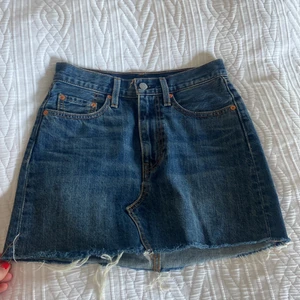 Levis kjol - En jättefin jeanskjol från levis som endast är använd ett fåtal gånger💕💕