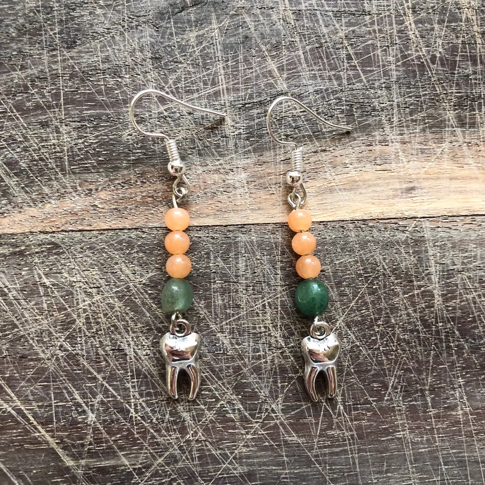 Handgjorda örhängen med äkta grön aventurin och orange jade 💚 betalning via swish 🧡. Accessoarer.