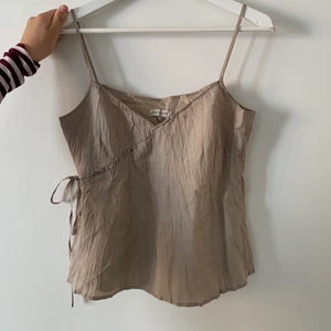 Linne - Ett så fint fest linne som skimrar lite i tyget den har en rämsa med pärlor på och ett knyte i sidan bra kvalite men kommer ej till användning hemma!