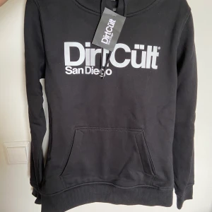 DIRTCÜLT Hoodie - Helt ny dirtcült Hoodie i storlek M men passar även en S. Nypris 599kr.