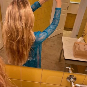 Farmors gamla kofta <3 - Kontakta mej för fler bilder, den här bilden var den enda som jag hade just nu och den ligger hemma hos pappa ! Den här koftan är min farmors gamla kofta hon använde den mycket som ung och är därför ganska speciell men jag frågade henne och hon sa att det var helt okej att sälja den här på plick <3 Hör av er om ni vill ha den. 