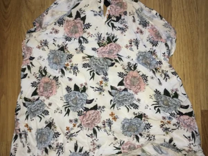 Blommigt sommar linne - Vill bli av med förra årets kläder och köpa nya. Storlek 38. Från H&M kostar ursprungligen 100kr 