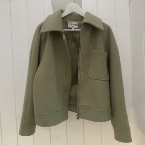 Jacka - Grön jacka i stl 36 från NAKD. Helt slutsåld. Köparen står för frakten!!💘