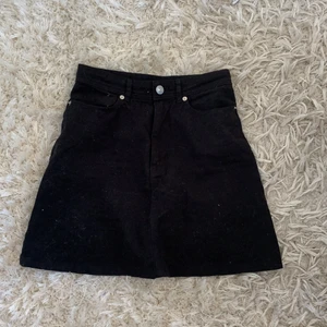 Jeans kjol - Jeans kjol från H&M, skit snygg men har börjat växa ur den. Strl 32, lite kort men sitter bra. Använt den ungefär 3 ggr. Passar folk med 34 också. 