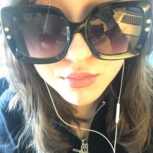 Solglasögon svarta  - Snygga helt svarta solglasögon från Gina tricot. Stora fyrkantiga med sjukt snygga guld detaljer. Nypris är jag osäker på men ca 100kr. Frakt kan diskuteras. Säljer fler par solglasögon så kolla min profil.