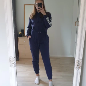 Blått mjukisset - Blått men går lite åt lila. Fint skick. Går köpa var för sig, 170kr vardera.