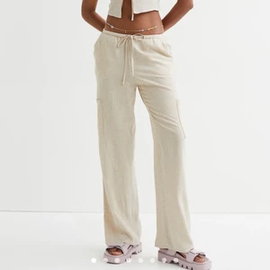 Linnebyxor - Säljer ett par linnebyxor från h&m som är slutsålda! Hade kunnat tänka mig byta till storlek S! Aldrig använda och lappen är kvar, Frakt tillkommer! 💓