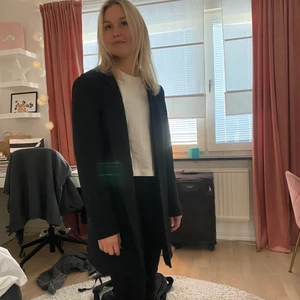 Zara kavaj - Zara kavaj, orginal pris 600kr storlek XL, använd en gång, säljs för 200kr exklusive kraft 