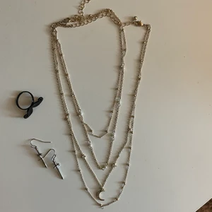 Ring örhängen och halsband  - Säljer alla smycken på bilden: ring 15kr, örhängen 20kr halsband 35kr(70kr för allt) knappt använda. Måste inte köpa alla skriv om du vill köpa bara örhänge ex.  