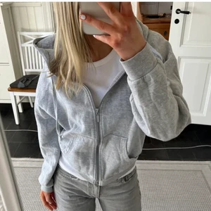 grå zip-hoodie -  Nästintill aldrig använd, köparen står för frakten!❤️‍🔥❤️‍🔥