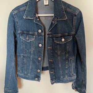 Jeansjacka i nyskick. Strl.36 🌱 - Jeansjacka i nyskick. Strl.36 🌱 •Knappt använd. Hittar ingenting att anmärka på. Som ny •Storlek 36 •Köpte för 350 kr 2021. Säljer för 150 kr 🚫Djurfritt och rökfritt hem 📍Kan mötes upp i Mölnlycke centrum 📬Kan skickas mot fraktkostnad (66 kr)
