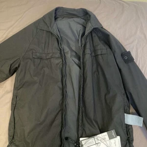 Stone Island ghost rev overshirt - Hej! Säljer en stone island over-jacket i storlek S. Jag har aldrig använt jackan då jag fick den i present. Köpt på NK i Stockholm, kvitto finns även. Jackan har är reversible, vilket gör att du kan vända in och ut på den. Har även fler bilder men de får ej plats!  Orginal pris 6199 kr, säljer för 5199 kr. Pris kan diskuteras.   Vid övriga frågor eller funderingar, hör av er! Mvh. Albin 