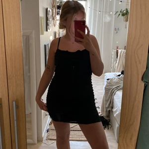 Volang klänning - Svart klänning med små volanger, köpt secondhand🥰 står ej storlek men passar mig som är S/M. Säljer för 100kr❤️