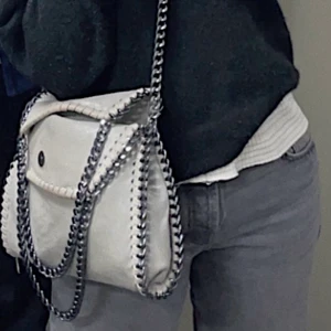 Stella McCartney liknande väska  - Intressekoll på min Stella McCartney liknande väska som jag har köpt här på Plick men som inte kommer till användning tyvärr, direktpris 600kr ❤️