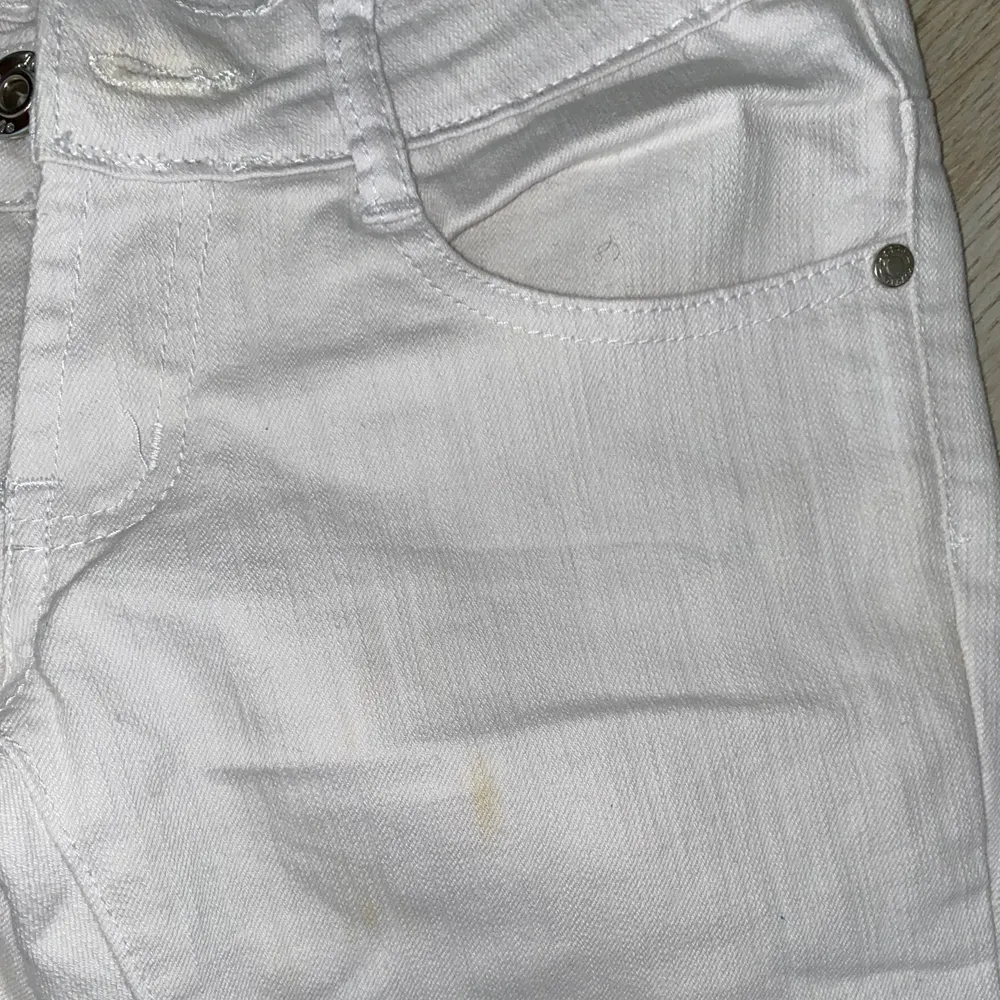 vita low waist från 2000-talet nästan oanvända, har en liten fläck på låret (bild 3) . Jeans & Byxor.