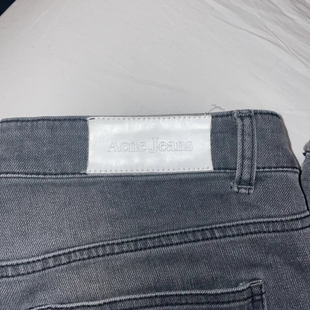 Superfina gråa jeans från Acne Jeans som passar en 38. Mid-/lowwaist men jag har de lowwaist för att få de så långa som på bild 1 (är 178). Skulle säga att de längdmässigt passar någon under 173 ish. Använda men inga tecken på det! Pris exklusive frakt❤️. Jeans & Byxor.