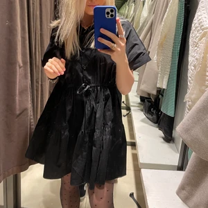 Svart klänning från zara - Säljer denna snygga svarta klänning från zara🤍kort och söt som passar perfekt till sommaren
