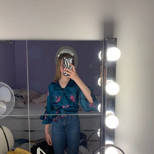 Omlott tröja, storlek 134/140 - Tröjan är i nyskick, fins inga fläckar eller såvidare. Den är mörkgrön men ser blå ut på bilderna. Köparen står för frakten!