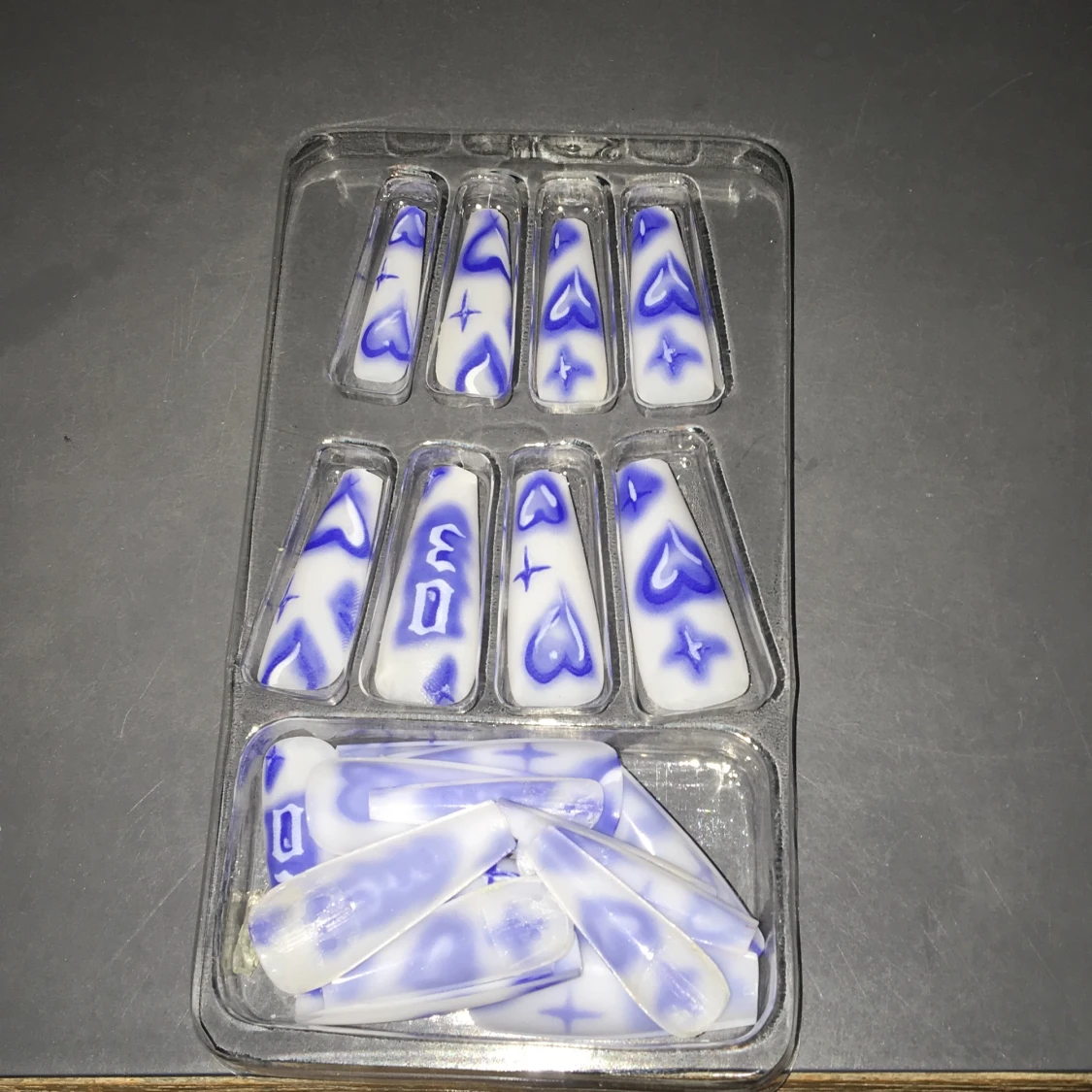 Säljer ett par lösnaglar