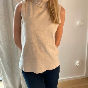 Stickad topp - Så söt stickad polo från Zara som verkligen går att använda till allt❣️ Den är köpt i början av året och använd max 3 gånger🥰