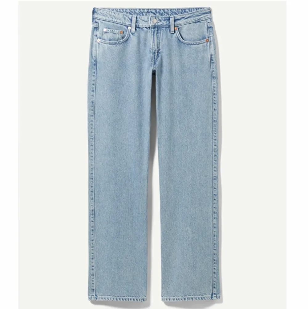 Säljer dessa skit snygga eftertraktade arow low jeans från Weekday som inte har kommit till användning i storlek S💗 Kontakta om fler bilder (pris kan diskuteras)🥰. Jeans & Byxor.