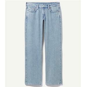 Säljer dessa skit snygga eftertraktade arow low jeans från Weekday som inte har kommit till användning i storlek S💗 Kontakta om fler bilder (pris kan diskuteras)🥰