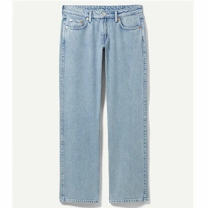 Lågmidjade jeans - Säljer dessa skit snygga eftertraktade arow low jeans från Weekday som inte har kommit till användning i storlek S💗 Kontakta om fler bilder (pris kan diskuteras)🥰