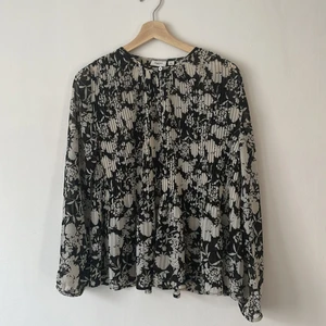 Saint Tropez blus  - Blus från Saint Tropez. Storlek XS, stor i storleken. 100% polyester. Köpt för ett par år sedan och är använd runt fem gånger. Är i fint skick. 