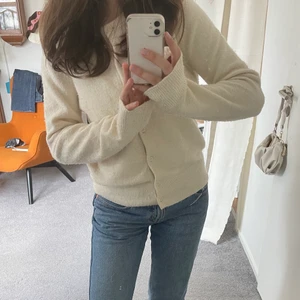 Stickad kofta  - Jättesöt ”stickad” kofta från HM. Bra skick i stl S 💛💛 Spårbar frakt 66kr eller så billig frakt som möjlig men inte spårbar 💕