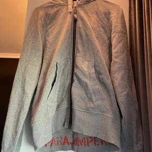 Parajumpers zip up hoodie  - Grå hoodie från parajumper, i jättebra skick. Hör av er vid frågor