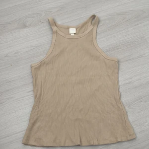 Linne  - Säljer ett jätte fint linne från hm,för att det är för stort på mig tyvärr. Aldrig använt och i väldigt bra skick. Storleken är i L men funkar på M och Xl då det är ett stretchigt material❤️köparen står för frakten!