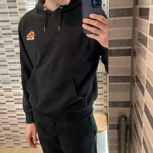 Ellesse Hoodie  - Ellesse hoodie i fint skick, sitter mer som L än Xl