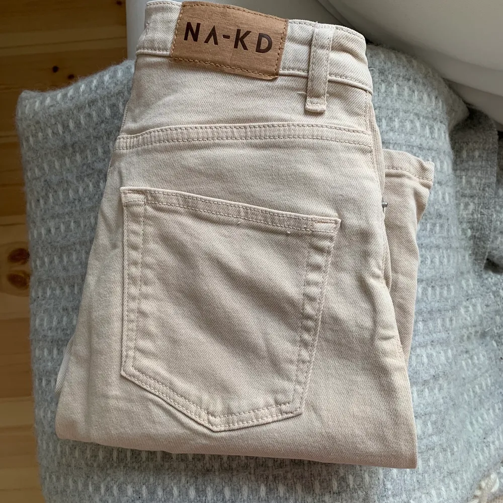 Jeans från NAKD, storlek 34🥰 använd några få gånger men blivit för små! . Jeans & Byxor.