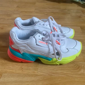 Sneakers adidas - Skitcoola sneakers från adidas med neondetaljer! Använda fåtal gånger dessa med. De är i mycket bra skick och väldigt rena! Storlek 36 och 2/3. Frakt tillkommer!💕