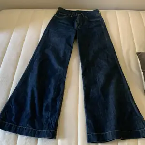 Ett par wide leg jeans från märket Crocker. De är i bra skick och har bara används några fåtal gånger. Säljer då de inte kommer till användning längre. Sitter perfekt på längden för mig som är 173. Frakt tillkommer!