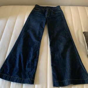 Crocker jeans - Ett par wide leg jeans från märket Crocker. De är i bra skick och har bara används några fåtal gånger. Säljer då de inte kommer till användning längre. Sitter perfekt på längden för mig som är 173. Frakt tillkommer!