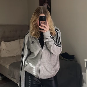 Grå adidas kofta - Säljer min superfina adidas kofta eftersom att jag har för många koftor redan. Storlek M men passar både S och M. Köparen står för frakten🌸🌸