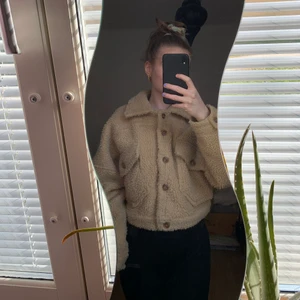 Croppad Teddy Jacka - Mysig beige teddyjacka med fickor på brösten 🧸