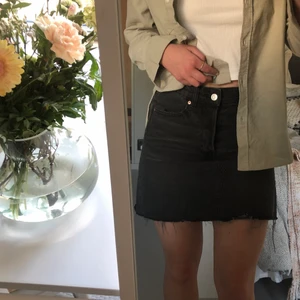 Svart jeanskjol - Svart jeanskjol med hög midja från HM i storlek 38!