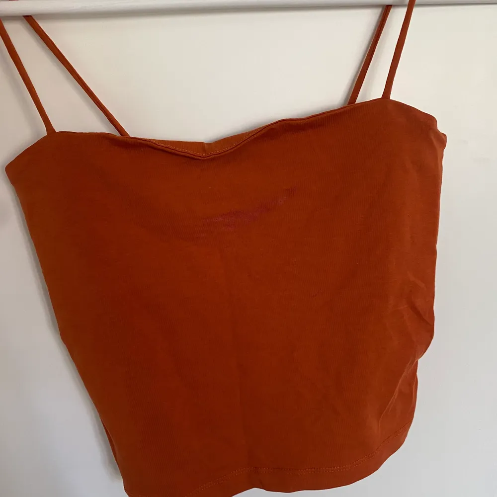 Ett orange brunt linne från Ginatricot. Använt några gånger. Är i nyskick. Betalning sker via Swish.. Toppar.