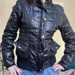 Vårjacka - Fin svart jacka med guldiga detaljer, perfekt nu till våren ❤️