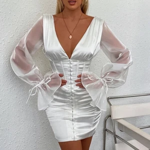 Vit klänning - Vit klänning från SHEIN. Mycket bra kvalité. Oanvänd, säljes pga för liten för mig. Nypris 319kr.