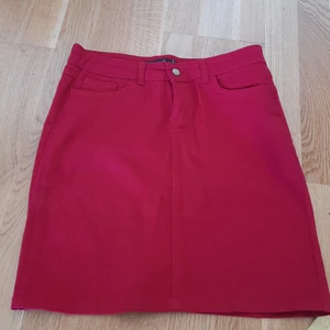 Skjul/ skirt - Skjul röd färg .storlek är M 