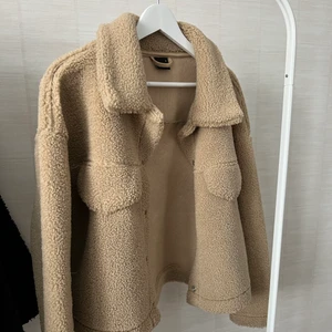 Teddy Jacka - Köpt på Gina Tricot 2 år sen. Använd fåtal gånger.  En aning croppad skulle jag säga.