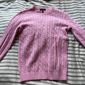 Hej! Säljer nu denna rosa stickade Ralph Lauren tröjan då jag knappt använt den och den inte kommer till användning mer! Väldigt fint skick och väldigt söt! Köparen står för frakten 🤍