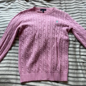 Stickad Ralph Lauren - Hej! Säljer nu denna rosa stickade Ralph Lauren tröjan då jag knappt använt den och den inte kommer till användning mer! Väldigt fint skick och väldigt söt! Köparen står för frakten 🤍